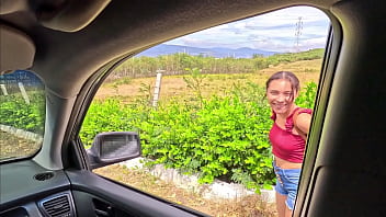 ENCUENTRO UNA POBRE CHICA CAMINANDO POR LA CARRETERA, LE DOY UN AVENTON HASTA EL GARAJE DE MI CASA LA PONGO A CHUPAR, TENIA UN COÑ_O APRETADO LA CONDENADA, ME SACO LA LECHE Y SOLO LE DOY PARA EL TAXI