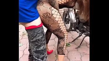 CHICA MOTOCICLISTA TENIENDO SEXO ANAL CON SU PRIMO EL MECANICO PORNO