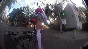 Paseo en bicicleta upskirt, ¿Quieres mirar bajo mi falda?